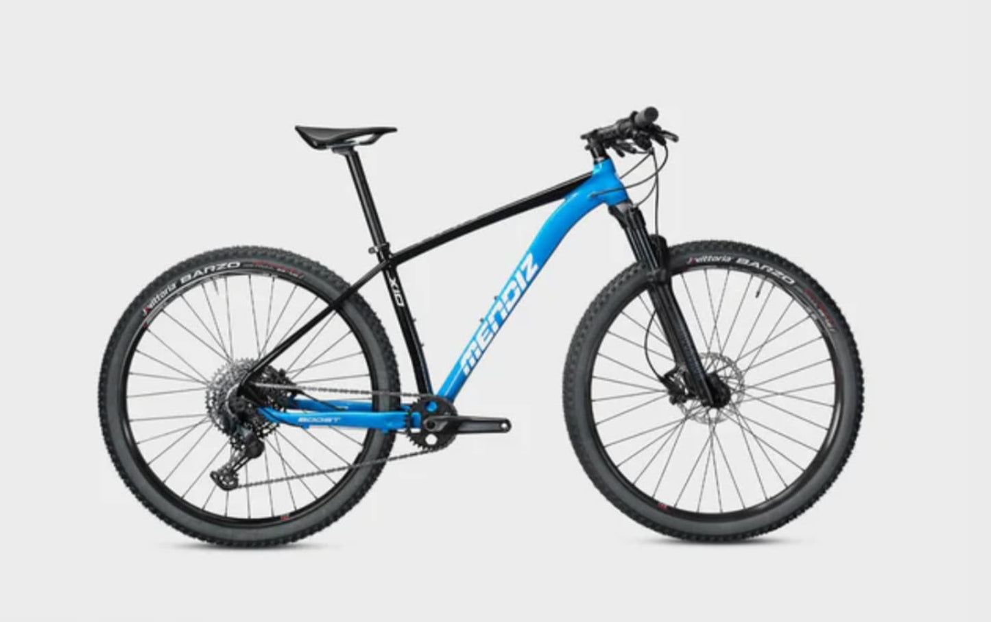 El sistema boost dispone de unos ejes de rueda más anchos delante y detrás. La presión de compensación entre ruedas y llantas es mayor, y convierte una rueda de 29, en una rueda mucho más rígida. La capacidad de torsión lateral disminuye notablemente, mejorando así el comportamiento en aceleraciones y paso por curva .