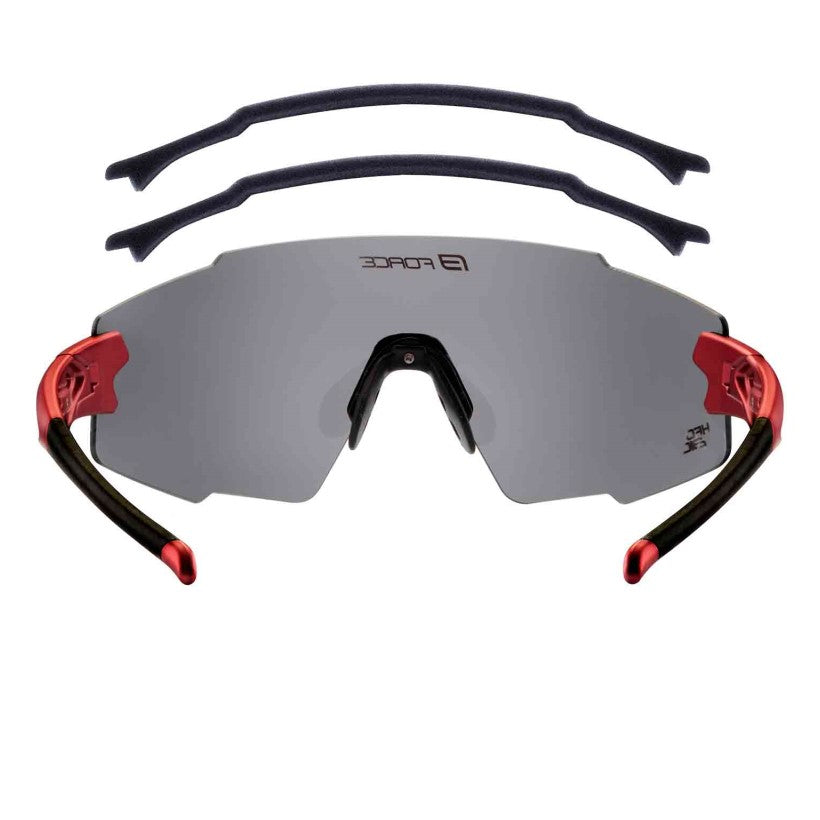 Lentes intercambiables:
Las gafas Mantra vienen con lentes intercambiables, lo que permite adaptarse a diferentes condiciones de luz. Esto es muy útil para quienes practican deportes al aire libre, como el ciclismo, ya que pueden cambiar los lentes según la intensidad del sol o las condiciones meteorológicas.