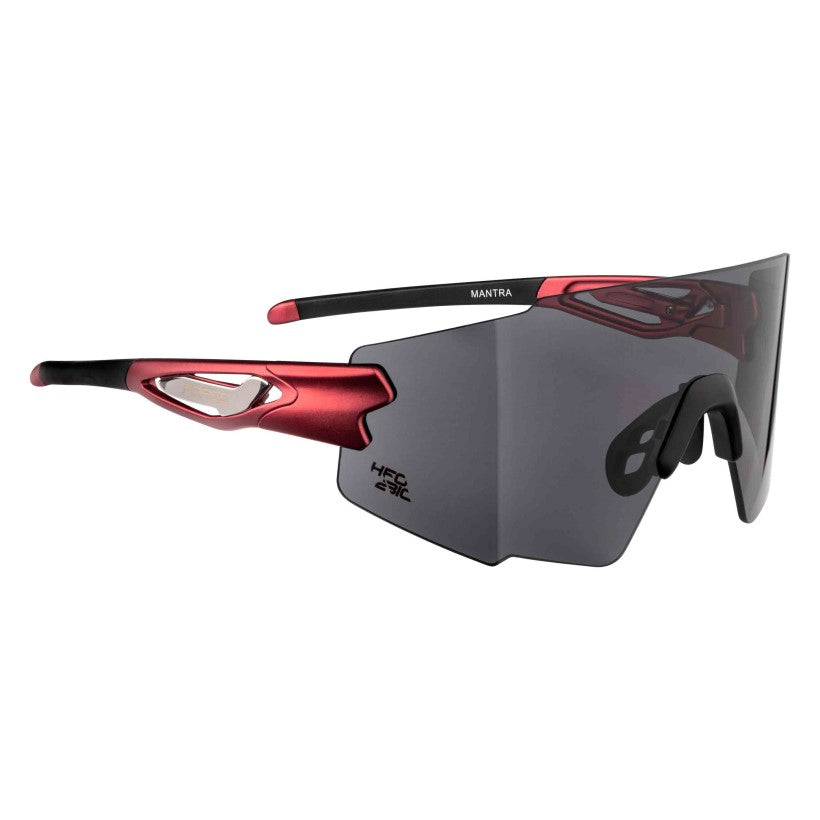 Ciclismo de carretera o MTB: Gracias a su ligereza, aerodinámica y lentes intercambiables, son ideales para largas rutas bajo diferentes condiciones de luz.
Carreras a pie (running o trail running): Su ajuste seguro y ventilación hacen que sean cómodas para correr largas distancias sin que se deslicen.
Deportes acuáticos y otros deportes al aire libre: En actividades como el triatlón o el senderismo, donde la luz puede variar rápidamente, las gafas fotocromáticas (si están incluidas) son una gran ventaja.