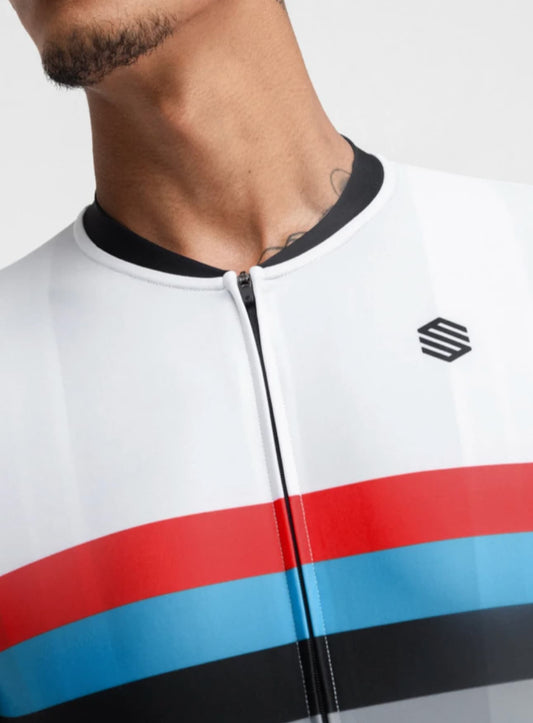 Cremallera SBS Full Hidden con costura doble y anti-rozamiento. 3 cómodos bolsillos en la parte trasera y detalle reflectante de seguridad. ¿Te atreves con esta subida?