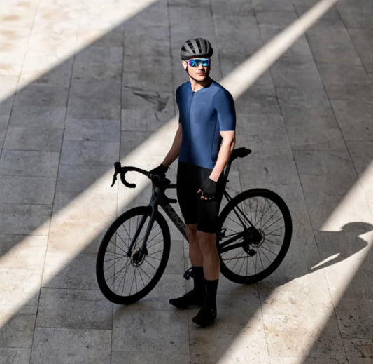 Disfruta de la calidad de un culotte SIROKO, Tejido elástico fabricado con
Paneles microperforados en los laterales y la espalda
Transpirabilidad y secado rápido