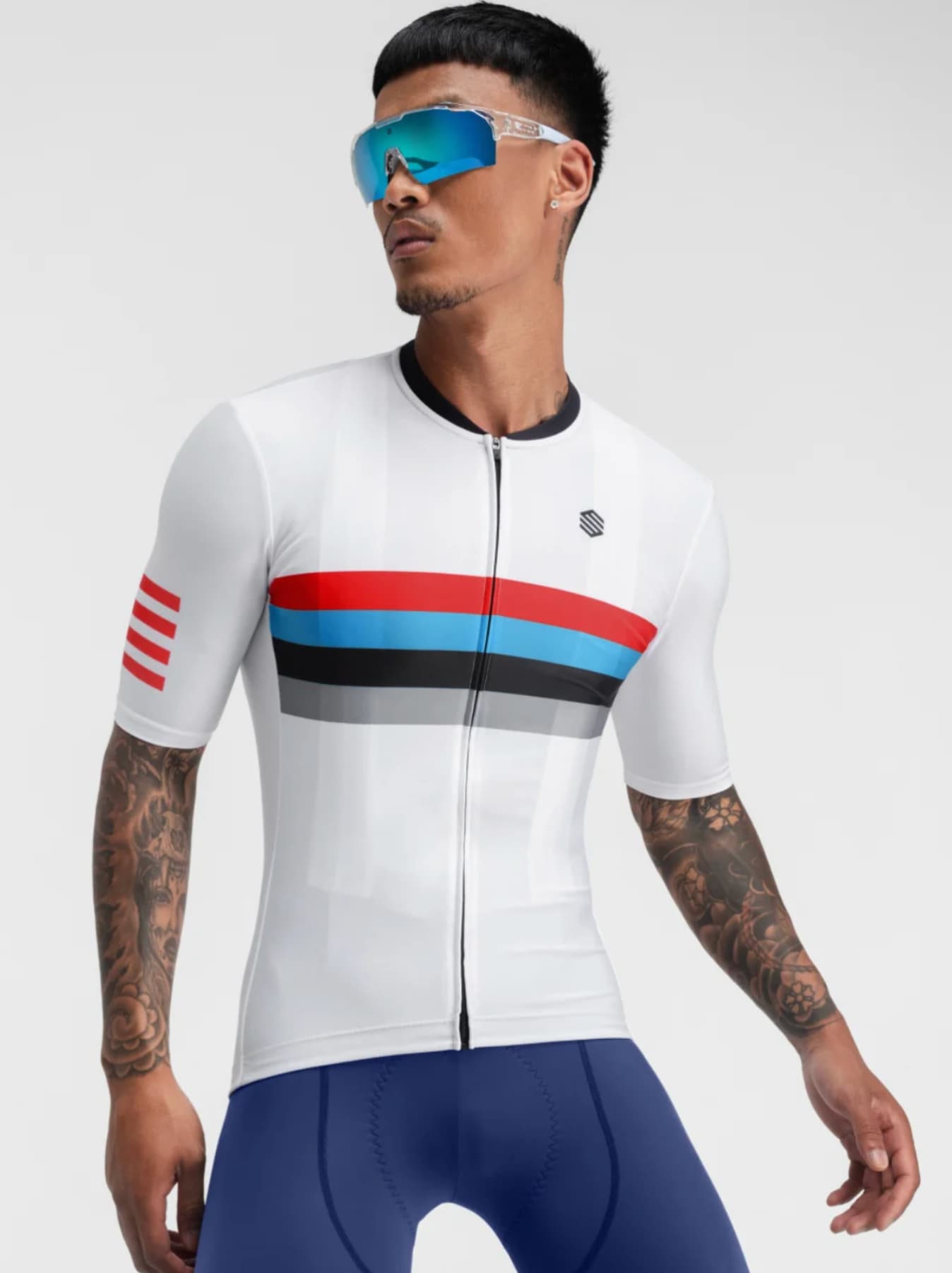 Tienes todo lo que necesitas para afrontar esa pendiente. Disfruta de un diseño con un confort extraordinario proporcionado por su corte Race Slim Fit.