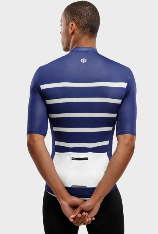 Rememora las batallas más épicas que han tenido lugar en las cumbres pirenaicas. El nuevo M3 Peyresourde es un maillot con una transpiración óptima gracias a la incorporación de tejidos microperforados y ultraligeros de última generación que combinan poliéster y elastano para lograr una elasticidad superior.