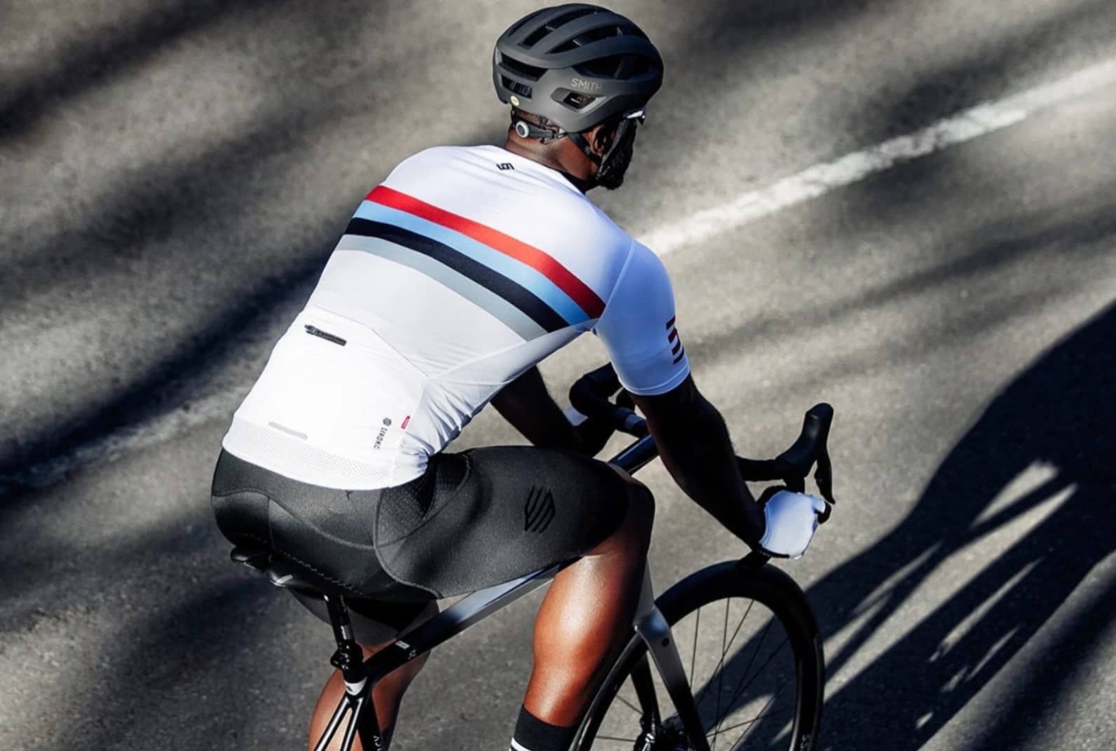 Los tejidos de estos maillots se fabrican en Italia y las cremalleras en Portugal, donde también se realiza la manufactura final de la prenda. Al acortar la cadena de suministro y priorizar los recursos locales, reducimos los impactos ambientales y fomentamos el desarrollo económico de las comunidades.