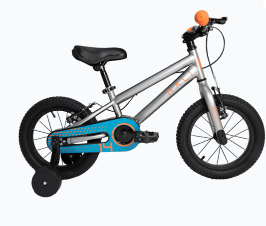 Estas bicicletas están diseñadas para niños de 3 a 5 años, o con una altura entre 95 y 110 cm.
Es una bici ligeramente más grande que la de 12", ideal como segunda bici si el niño ya probó una más pequeña o una bici de equilibrio.
