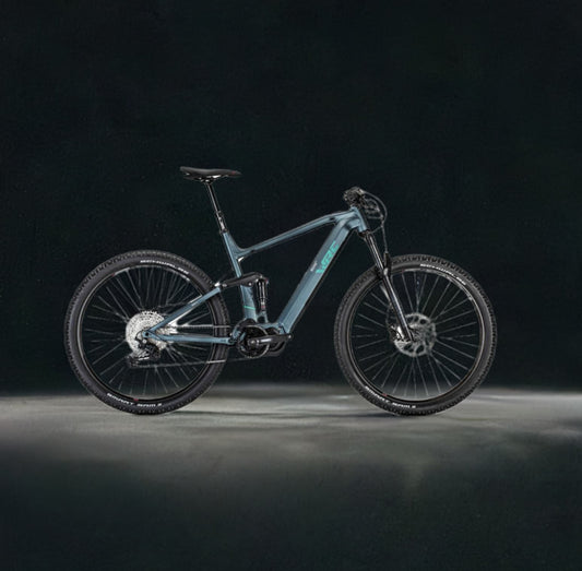 Bicicleta de aluminio de asistencia eléctrica al pedaleo con batería Shimano BT-E8035 504Wh y motor Shimano DU-E7000 de 60Nm.
