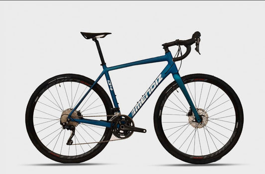 
Una bicicleta de gravel está a medio camino entre una bicicleta de carretera, una de ciclocross y una de montaña. Tiene el aspecto de una bicicleta de carretera junto con las capacidades técnicas de una bicicleta de montaña para poder circular por los senderos.