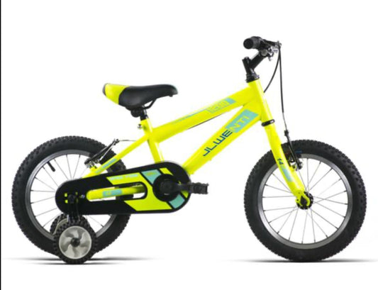 Colores llamativo amarillo flúor 
Manillar y sillín ajustables.
Rueditas pequeñas a los lados (se pueden quitar).
Tamaño compacto, ideal para niños muy pequeños.
