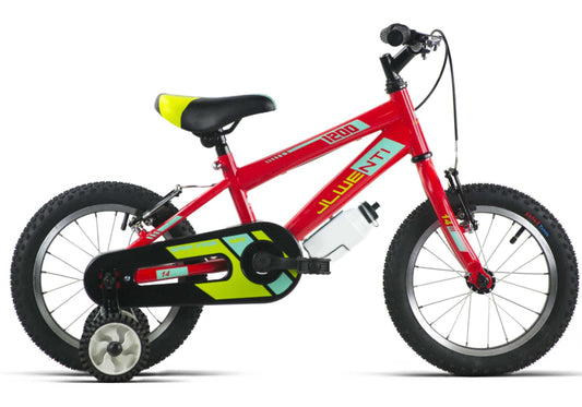 Una bicicleta de 12 pulgadas típica mide alrededor de 85 cm de largo, con ruedas de 30 cm de diámetro, y el sillín a unos 35 cm del suelo. Tiene un manillar ancho, ruedas laterales pequeñas, pedales antideslizantes, y un cuadro colorido y redondeado para mayor seguridad.