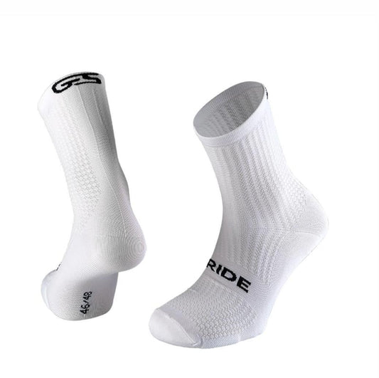 Los calcetines están hechos de un tejido transpirable, ligero y de alta absorción. Diseñados para el clima de verano, brindan una comodidad y durabilidad óptimas en las condiciones de mayor rendimiento.