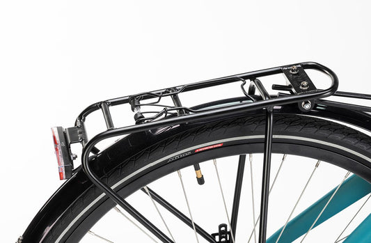 Equipada con portabultos, la bicicleta eléctrica  CONOR WYCK es perfecta para largos paseos con una postura muy cómoda 