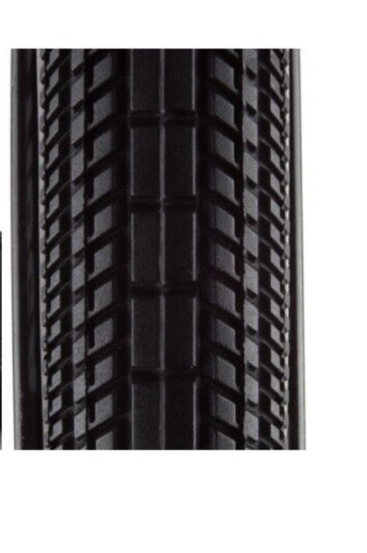 El neumático TIOGA PowerBlock está diseñado para la competencia de carreras BMX de alto nivel en terrenos rápidos con terreno compacto, preferiblemente en la parte trasera. Fabricada con un compuesto suave de UTC, presenta una banda de rodadura central con bloques lisos de tamaño preciso para equilibrar la tracción con una baja resistencia a la rodadura. En cada lado, tiene crampones con muescas y textura para mejorar el agarre en superficies resbaladizas. Finalmente, un patrón de textura especialmente dise