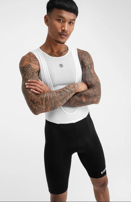 El nuevo Mortirolo es un Bib Short de una comodidad extraordinaria gracias a la combinación de tirantes ultraligeros de última generación y badana Strato de alta densidad, ideal para salidas y recorridos de hasta 3 horas de duración.