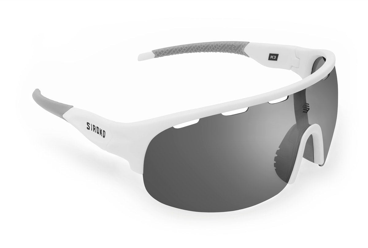 Estas gafas se caracterizan por sus lentes que se adaptan automáticamente a los cambios de luz, oscureciéndose en entornos brillantes y aclarándose en áreas más ...