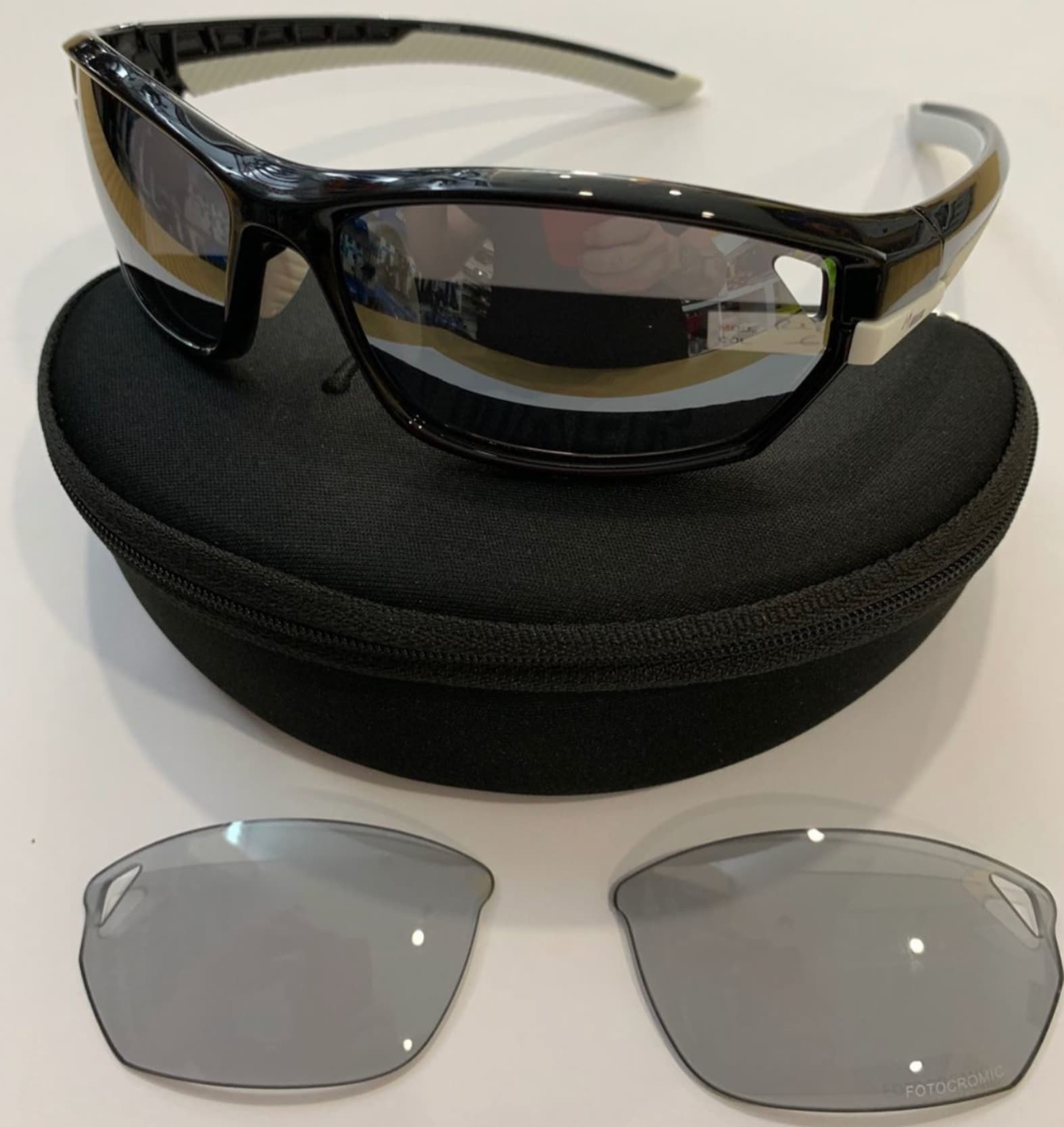 Las gafas fotocromáticas Moxer Rider C.6 son un modelo diseñado para adaptarse a las condiciones de luz cambiantes. Este tipo de gafas utiliza lentes que se oscurecen automáticamente cuando se exponen a la luz UV y se aclaran en interiores o cuando la luz disminuye.