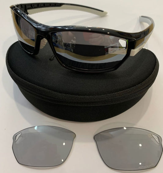 Las gafas fotocromáticas Moxer Rider C.6 son un modelo diseñado para adaptarse a las condiciones de luz cambiantes. Este tipo de gafas utiliza lentes que se oscurecen automáticamente cuando se exponen a la luz UV y se aclaran en interiores o cuando la luz disminuye.