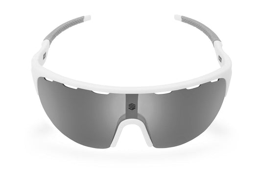 Estas gafas se caracterizan por sus lentes que se adaptan automáticamente a los cambios de luz, oscureciéndose en entornos brillantes y aclarándose en áreas más oscuras 