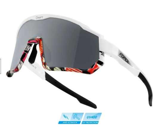 Las gafas polarizadas son una opción excelente para proteger tus ojos y mejorar la claridad visual, especialmente en condiciones de mucha luz. A diferencia de las gafas convencionales, que simplemente oscurecen la vista, las gafas polarizadas cuentan con un filtro especial que bloquea la luz reflejada que viene de superficies como el agua, el asfalto o la nieve. 