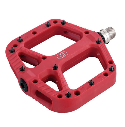 Mejora tu experiencia de ciclismo y conquista los senderos con los pedales de nylon OXC Loam 20, la elección definitiva para los ciclistas de montaña que buscan una combinación inigualable de agarre, durabilidad y rendimiento ligero. Diseñados para las exigencias del ciclismo MTB moderno, estos pedales brindan la confianza que necesitas para superar tus límites, ya sea que estés navegando por senderos técnicos, dándolo todo en el bike park o embarcándote en una épica aventura de todo el día. El Loam 20 está