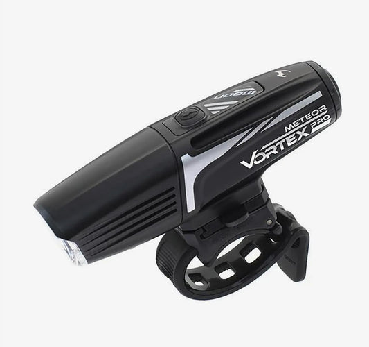 La luz delantera Moon Meteor Vortex Pro es un producto auténtico para iluminar cualquier sendero. Concebida para los entusiastas de las rutas nocturnas, pocos accesorios en su categoría hay en el mercado con semejante potencia. ¡Pulsa el botón, se hará de día!

El foco va construido con una lente LED Cree XM-L2 con intensidades que llegan hasta los 1300 lm, con gran proyección longitudinal, así como lateral, gracias a su haz difuso. Todas las lentes incorporan una carcasa de fibra óptica que ofrece una ópti