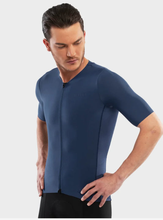 La extraordinaria elegancia del nuevo SRX Tirreno converge con la sofisticación tecnológica más avanzada. El mágico resultado es un maillot capaz de ofrecer unas prestaciones insuperables a ciclistas profesionales y aficionados.
