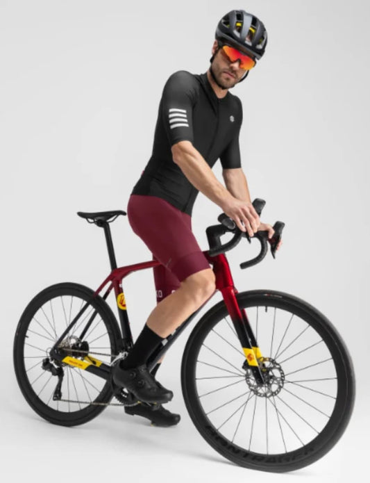 Tienes todo lo que necesitas para afrontar esa pendiente. Disfruta de un diseño con un confort extraordinario proporcionado por su corte Race Slim Fit.