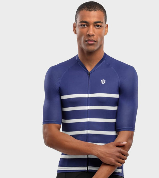 Especialmente diseñado para salidas con buen tiempo o entrenamientos indoor. Logra una comodidad extraordinaria proporcionada por su estilo unisex y corte Race Slim Fit que garantizan un ajuste perfecto en cuello, mangas y cintura