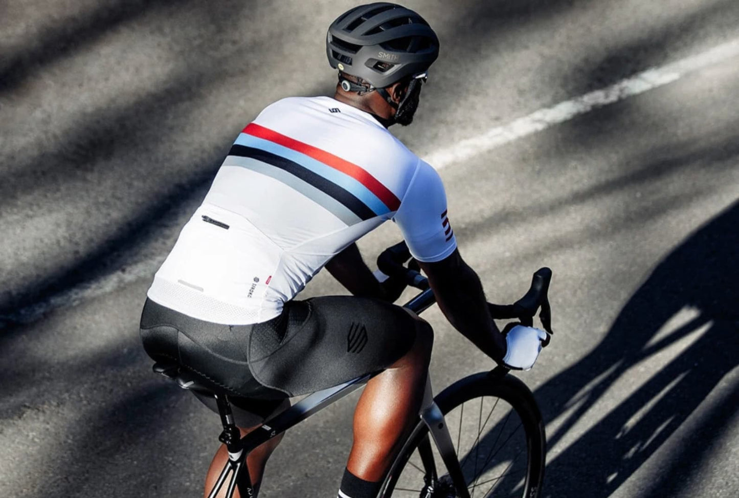 Los tejidos de estos maillots se fabrican en Italia y las cremalleras en Portugal, donde también se realiza la manufactura final de la prenda. Al acortar la cadena de suministro y priorizar los recursos locales, reducimos los impactos ambientales y fomentamos el desarrollo económico de las comunidades.