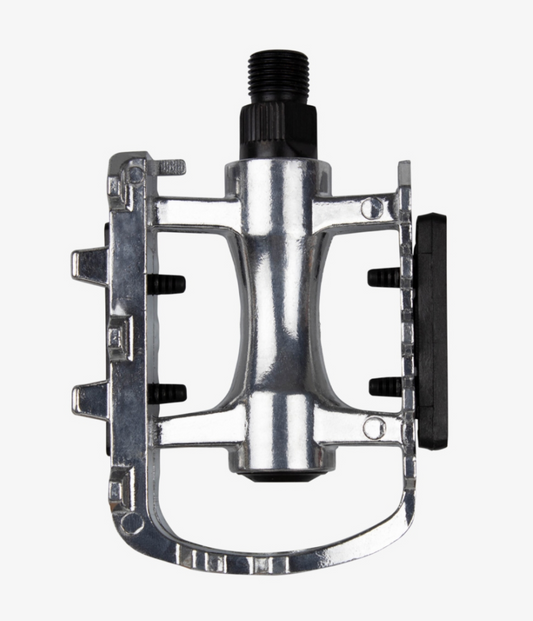 Estos pedales son la versión más sencilla en metal para bicicletas de adultos. Fabricados en aluminio, emplean rosca de 9/16" y poseen una base dentada que proporciona un agarre óptimo. Además, vienen equipados con reflectantes, lo que aumenta la visibilidad en ruta y ciudad. 