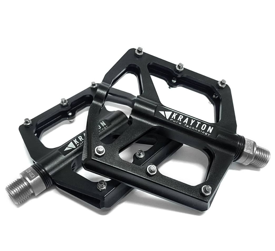 Juego de pedales BMX.
Cuerpo de Aluminio extruido / mecanizado CNC.
Rodamientos sellados.
Eje de CrMo.
110 x 101 mm.
