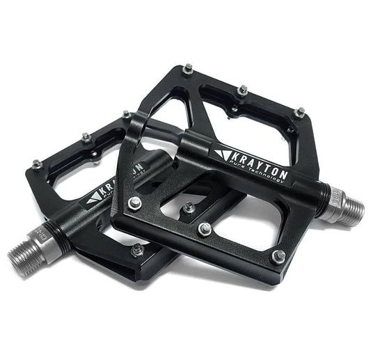 Juego de pedales BMX.
Cuerpo de Aluminio extruido / mecanizado CNC.
Rodamientos sellados.
Eje de CrMo.
110 x 101 mm.
