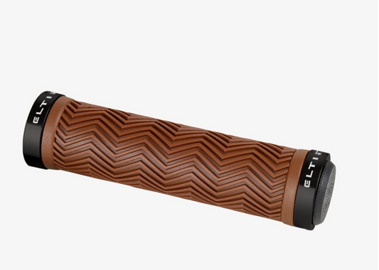 Material: Goma de inyección tipo gel (TPR 100% reciclable) Características: Mucho grip, cierre tipo lock-on doble. Peso: 120g Longitud: 130mm Diámetro exterior: 22,2mm