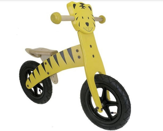El correpasillos es mucho más que un juguete. Estimula las habilidades y la estabilidad de los niños, y permitirá posteriormente empezar a montar en bicicleta sin usar ruedines. El RMK Tigre ofrece ruedas con rodamientos, sistema de dirección y sillín regulable en distintas alturas, además de un alegre diseño que hará las delicias de los más pequeños.
