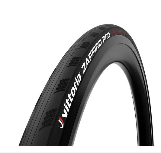 Características:
- Uso: Carretera
- Tipo: con cámara
- Tamaño: 700x25,700x28,700x30,700x32
- Peso: 700x25 (310 g), 700x28 (340 g), 700x30 (385 g), 700x32 (395 g)
- TPI: Nylon 120