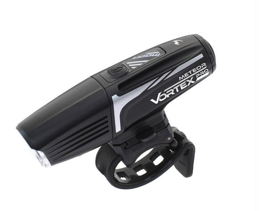 luz delantera de bicicleta.Recargable mediante USB, podremos saber el nivel de carga mediante un indicador situado en el botón de encendido. En unas 4 horas la tendremos lista para usar.